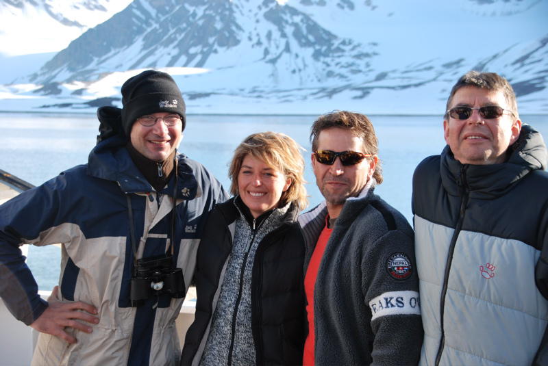 Unsere kleine Gruppe in der windgeschuetzten und doch kalten Bucht, Recherchfjorden (Bild von Gunther Herrmann)